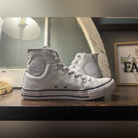 Converse Chuck Taylor All Star monochromatic white canvas high tops. 10 W 8  Men - Picture 8 of 10